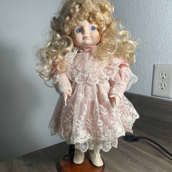 Vintage 1980 GEPPEDO PORCELAIN DOLL 12’ - Picture 10 of 16
